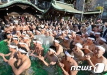 [지구촌화제] 얼음물속에 몸을 담그는 일본인들