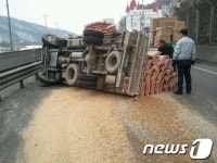 충북 청원서 사료포대 싣고 가던 화물차 전도