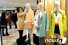 벌써 봄옷 선보이는 여성복 매장
