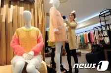 벌써 봄옷 선보이는 여성복 매장