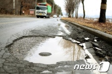폭설·한파에 제설제까지…도로 곳곳 구멍