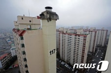 전주서 아파트 굴뚝 잔해 추락…차량 5대 파손(종합)