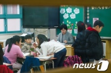 방학숙제 검사받는 초등생들