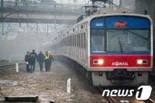 서울지하철 1호선 사망사고 시신수습하는 관계자들