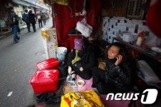 망연자실한 컵밥 노점 상인