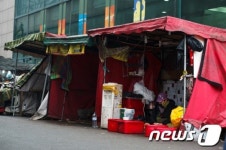 망연자실한 표정으로 자리 지키는 컵밥노점 상인