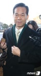인수위 사무실로 들어가는 임종훈 행정실장