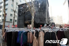 서울 강남 의류매장 화재... 매장 밖 대피한 의류들