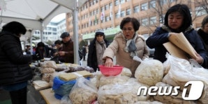 구청 앞 광장이 직거래 장터로 변신