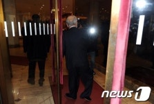 호텔로 향한 김용준 위원장