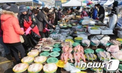 설 앞두고 북적이는 민속 5일장
