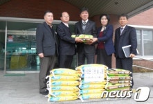 [단신]농협은행 사천시청출장소, 사랑의 백미 전달