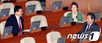 대화나누는 장관들