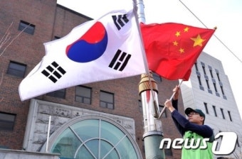 태극기와 함께 게양된 오성홍기