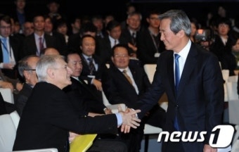 악수하는 정몽준 의원-로버트 갈루치 전 차관보