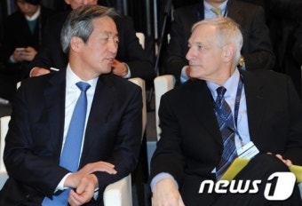 대화 나누는 정몽준 의원-로버트 갈루치 전 차관보