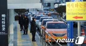 한산한 택시 정류장