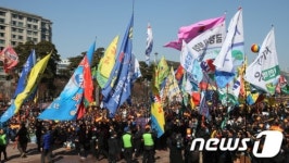 깃발 세운 택시 노조