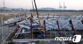 폭삭 무너진 인천북항 물류센터 신축공사장