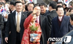 朴 대통령, 33년만에 다시 청와대로
