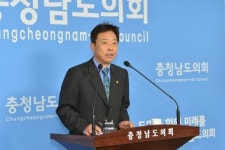 임춘근 의원, 의원과 교사 두고 갈등