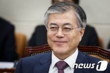 미소 띈 문재인 의원