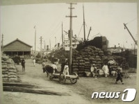 미곡이 쌓여 있는 제물포항