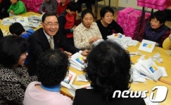 장애인 재활돕는 정홍원 총리