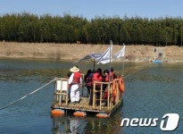 울산 태화강서 뗏목 체험하는 시민들