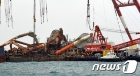 수면에 드러난 울산 앞바다 침몰선 석정36호 본체
