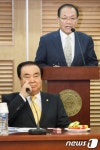 말하는 황우여 대표와 듣는 문희상 비대위원장