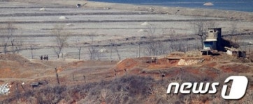 초소앞 경계강화하는 북한군