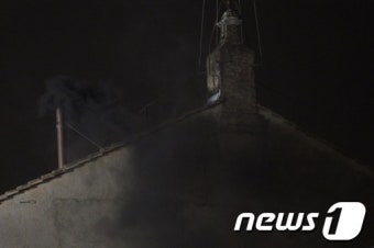 콘클라베 첫날 교황 선출 실패…검은 연기