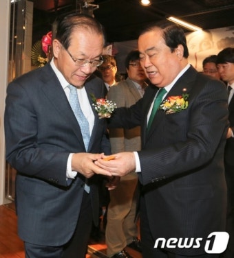 황우여 대표에게 볼펜 건네는 문희상 비대위원장