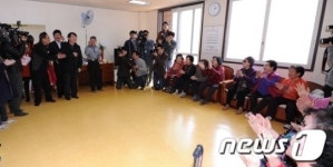 경로당 신고식은 노래로!