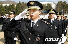 국민의례하는 경찰대학 졸업생들