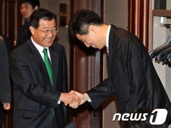 참석자들과 인사 나누는 김상균 위원장