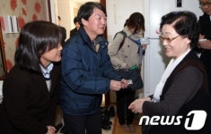 부인과 함께 경로당 방문한 안철수 후보