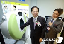 DK메디칼솔루션 베리티 체험하는 오제세 위원장