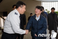 노원경찰서장과 악수하는 안철수