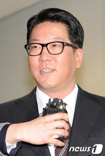 취재진의 질문에 답하는 정지선 회장