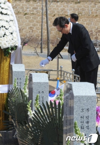 천안함 용사 묘역 찾은 이명박 전 대통령