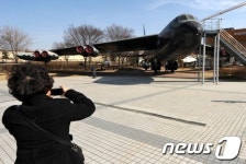 B-52전략폭격기 모형 바라보는 관람객