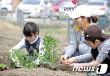 꿈땅에 채소 심는 어린이