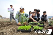 텃밭가꾸는 가족들