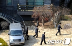 성접대 의혹 별장 압수수색 하는 경찰