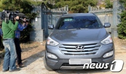별장 밖으로 나오는 경찰