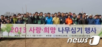 [단신] 경북도교육청, 김천 금릉초교서 식목행사