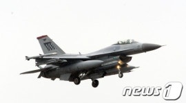 평택 상공의 美 F-16 전투기