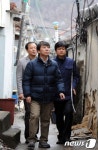 양지마을 둘러보는 안철수 후보